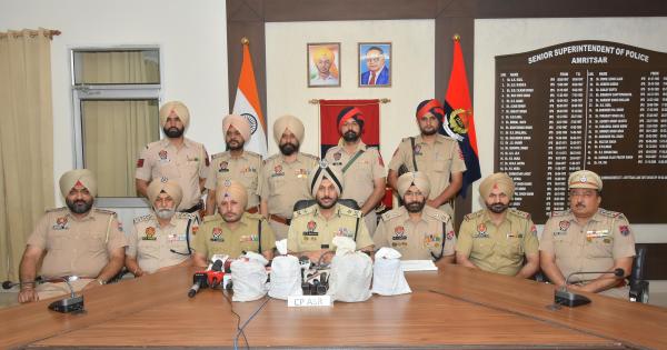 ਸਰਹੱਦ ਪਾਰੋਂ ਨਸ਼ੀਲੇ ਪਦਾਰਥਾਂ ਦੀ ਤਸਕਰੀ ਵਾਲੇ ਕਾਰਟੇਲਾਂ ਨਾਲ ਸਬੰਧਤ ਪੰਜ ਵਿਅਕਤੀ 7 ਕਿਲੋ ਹੈਰੋਇਨ ਸਮੇਤ ਅੰਮ੍ਰਿਤਸਰ ਤੋਂ ਗ੍ਰਿਫ਼ਤਾਰ