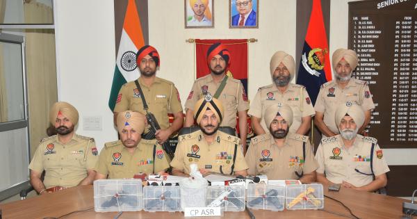 ਸਰਹੱਦ ਪਾਰੋਂ ਚੱਲ ਰਹੇ ਨਸ਼ਿਆਂ ਅਤੇ ਹਥਿਆਰਾਂ ਦੀ ਤਸਕਰੀ ਵਾਲੇ ਮਾਡਿਊਲ ਦਾ ਪਰਦਾਫਾਸ਼; 900 ਗ੍ਰਾਮ ਆਈਸੀਈ ਅਤੇ 5 ਪਿਸਤੌਲਾਂ ਸਮੇਤ ਤਿੰਨ ਮੁਲਜ਼ਮ ਅੰਮ੍ਰਿਤਸਰ ਤੋਂ ਗ੍ਰਿਫ਼ਤਾਰ