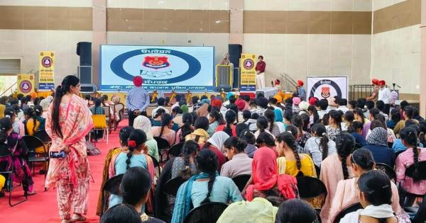 ਪੰਜਾਬ ਪੁਲਿਸ ਦਾ ‘ਸੰਪਰਕ ਅਭਿਆਨ’ ਨੌਜਵਾਨਾਂ ਨੂੰ ਗੈਂਗਸਟਰਾਂ ਦੀ ਹਨ੍ਹੇਰੀ ਦੁਨੀਆਂ ’ਚ  ਸ਼ਾਮਲ ਹੋਣ ਦੇ ਮਾਰੂ ਪ੍ਰਭਾਵਾਂ ਤੋਂ ਜਾਗਰੂਕ ਕਰਵਾ ਰਿਹੈ; ਲੋਕਾਂ ਵੱਲੋਂ ਕਮਿਊਨਿਟੀ ਪੁਲਿਸਿੰਗ ਪਹਿਲ ਦੀ ਸ਼ਲਾਘਾ