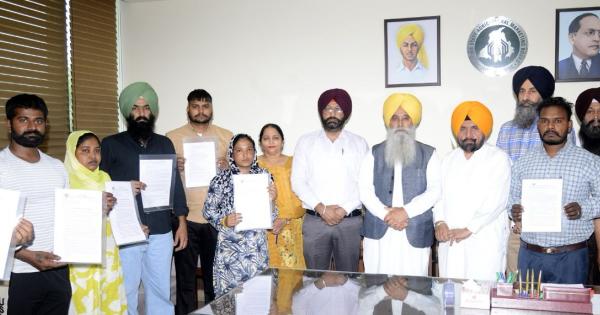 ਗੁਰਮੀਤ ਸਿੰਘ ਖੁੱਡੀਆਂ ਨੇ ਪੰਜਾਬ ਮੰਡੀ ਬੋਰਡ ਵਿੱਚ ਅੱਠ ਉਮੀਦਵਾਰਾਂ ਨੂੰ ਤਰਸ ਦੇ ਆਧਾਰ 'ਤੇ ਨਿਯੁਕਤੀ ਪੱਤਰ ਸੌਂਪੇ