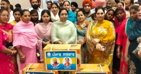 ਪੰਜਾਬ ਸਰਕਾਰ ਵੱਲੋਂ ਅਨੁਸੂਚਿਤ ਜਾਤੀਆਂ ਦੇ ਨੌਜਵਾਨਾਂ ਨੂੰ ਸਵੈ-ਰੁਜ਼ਗਾਰ ਵੱਲ ਪ੍ਰੇਰਿਤ ਕਰਨ ਲਈ 351 ਆਈ.ਟੀ.ਆਈ. ਸਿੱਖਿਆਰਥੀਆਂ ਨੂੰ ਟੂਲ ਕਿੱਟਾਂ ਵੰਡੀਆਂ : ਡਾ. ਬਲਜੀਤ ਕੌਰ