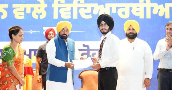 ਮੁੱਖ ਮੰਤਰੀ ਭਗਵੰਤ ਸਿੰਘ ਮਾਨ ਵੱਲੋਂ ਮੋਹਾਲੀ ਵਿਖੇ ਜੇਈਈ ਮੇਨਜ਼ ਪਾਸ ਕਰਨ ਵਾਲੇ 369 ਵਿਦਿਆਰਥੀਆਂ ਦਾ ਸਨਮਾਨ, ਪੰਜਾਬ ਅਕਾਦਮਿਕ ਉੱਤਮਤਾ ਵੱਲ ਕਦਮ ਵਧਾ ਰਿਹੈ