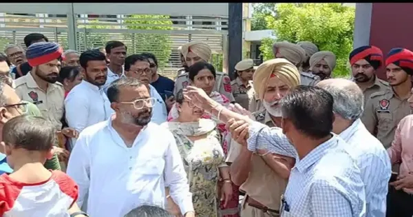 ਮੋਗਾ 'ਚ ਵੋਟਿੰਗ ਦੌਰਾਨ ਭਿੜੇ ਕਾਂਗਰਸ ਤੇ 'ਆਪ' ਸਮਰਥਕ: ਬੂਥ ਦੇ ਬਾਹਰ ਖੜ੍ਹੇ ਹੋਣ 'ਤੇ ਵਿਵਾਦ, ਪੁਲਿਸ ਨੇ ਹਟਾਈ ਭੀੜ