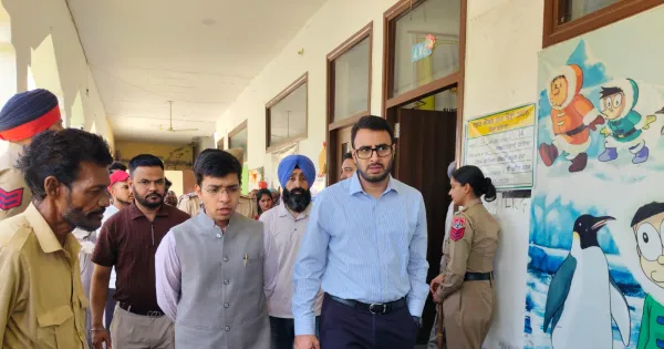 ਨਗਰ ਨਿਗਮ ਅਤੇ ਨਗਰ ਕੌਂਸਲ ਚੋਣਾਂ: ਜ਼ਿਲ੍ਹਾ ਚੋਣਕਾਰ ਅਫ਼ਸਰ ਹਰਪ੍ਰੀਤ ਸਿੰਘ ਵੱਲੋਂ ਵੱਖ-ਵੱਖ ਪੋਲਿੰਗ ਬੂਥਾਂ ਦਾ ਦੌਰਾ