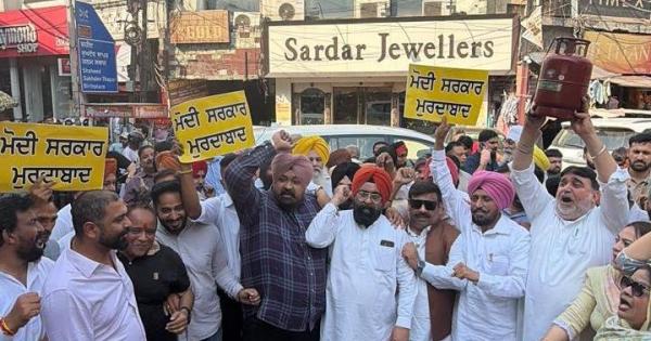 ‘ਆਪ’ ਦੀ ਟਰੇਡ ਵਿੰਗ ਵਲੋਂ ਗੈਸ ਸਿਲੰਡਰਾਂ ਦੀਆਂ ਕੀਮਤਾਂ ‘ਚ ਵਾਧੇ ਵਿਰੁਧ ਘੰਟਾ ਘਰ ਵਿਖੇ ਰੋਸ਼ ਪ੍ਰਦਰਸ਼ਨ