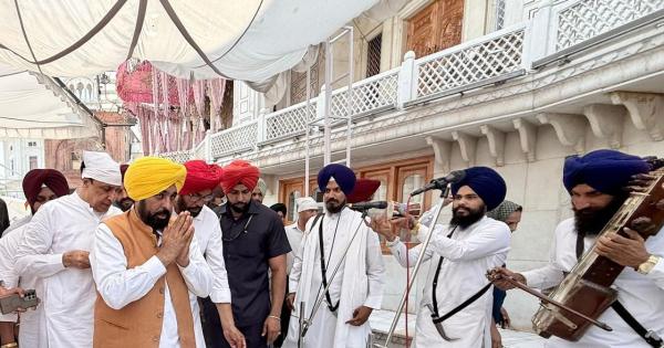 ਮੁੱਖ ਮੰਤਰੀ ਭਗਵੰਤ ਸਿੰਘ ਮਾਨ ਨੇ ਸ੍ਰੀ ਹਰਿਮੰਦਰ ਸਾਹਿਬ ਵਿਖੇ ਮੱਥਾ ਟੇਕਿਆ, ਬੇਅਦਬੀ ਵਿਰੋਧੀ ਇਤਿਹਾਸਕ ਕਾਨੂੰਨ ਬਣਾਉਣ ਦੀ ਸੋਝੀ ਤੇ ਬਲ ਬਖ਼ਸ਼ਣ ਲਈ ਪ੍ਰਮਾਤਮਾ ਦਾ ਸ਼ੁਕਰਾਨਾ ਕੀਤਾ