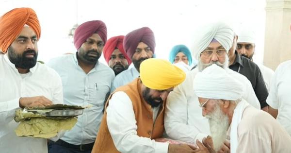 ਅਕਾਲੀਆਂ ਨੇ ਬੇਅਦਬੀ ਦੀ ਆਗਿਆ ਦਿੱਤੀ ਅਤੇ ਦੋਸ਼ੀਆਂ ਨੂੰ ਬਚਾ ਕੇ ਰੱਖਿਆ, ਅੱਜ ਉਹ 25 ਲੋਕਾਂ ਨੂੰ ਵੀ ਇਕੱਠੇ ਨਹੀਂ ਕਰ ਸਕਦੇ: ਮੁੱਖ ਮੰਤਰੀ ਭਗਵੰਤ ਸਿੰਘ ਮਾਨ