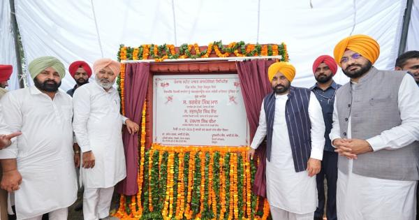 ਭਗਵੰਤ ਮਾਨ ਸਰਕਾਰ ਵੱਲੋਂ ਪਿੰਡ ਸਤੌਜ ਤੋਂ ਬਿਜਲੀ ਦੀਆਂ ਤਾਰਾਂ ਅੰਡਰਗਰਾਊਂਡ ਕਰਨ ਦੇ ਪ੍ਰਾਜੈਕਟ ਦੀ ਸ਼ੁਰੂਆਤ, ਪਿੰਡਾਂ ਨੂੰ ਖੰਭਿਆਂ ਤੋਂ ਮੁਕਤ ਕਰਨ ਨਾਲ ਪੰਜਾਬ ਦੇ ਕਿਸਾਨਾਂ ਨੂੰ ਵੱਡੀ ਰਾਹਤ ਮਿਲੇਗੀ
