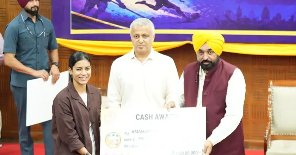 ਪੰਜਾਬ ਦੇ ਖਿਡਾਰੀਆਂ ਨੇ ਦੁਨੀਆ ਭਰ ਵਿੱਚ ਤਿਰੰਗੇ ਦਾ ਮਾਣ ਵਧਾਇਆ, ਮੁੱਖ ਮੰਤਰੀ ਭਗਵੰਤ ਸਿੰਘ ਮਾਨ ਵੱਲੋਂ ਐਵਾਰਡ ਤੇ ਇਨਾਮੀ ਰਾਸ਼ੀ ਨਾਲ ਖਿਡਾਰੀਆਂ ਦਾ ਸਨਮਾਨ