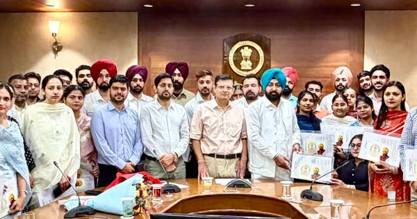ਮਾਲ ਮੰਤਰੀ ਹਰਦੀਪ ਸਿੰਘ ਮੁੰਡੀਆਂ ਨੇ 33 ਪਟਵਾਰੀਆਂ ਨੂੰ ਸੌਂਪੇ ਨਿਯੁਕਤੀ ਪੱਤਰ