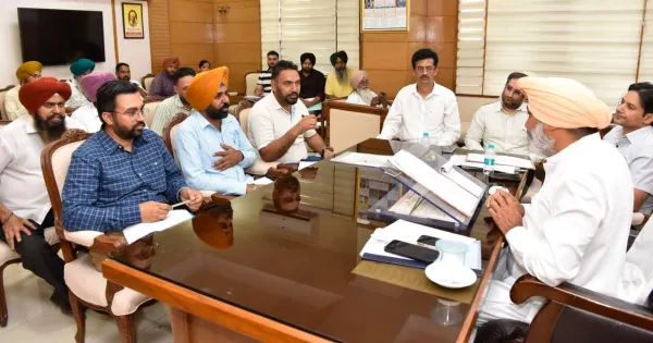 ਵਿੱਤ ਮੰਤਰੀ ਹਰਪਾਲ ਸਿੰਘ ਚੀਮਾ ਵੱਲੋਂ ਮੁਲਾਜ਼ਮ ਯੂਨੀਅਨਾਂ ਨਾਲ ਮੁਲਾਕਾਤ; ਜਾਇਜ਼ ਮੰਗਾਂ ’ਤੇ ਜਲਦ ਕਾਰਵਾਈ ਦਾ ਦਿੱਤਾ ਭਰੋਸਾ