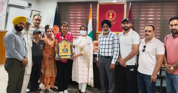 ਏਸ਼ੀਆ ਹਾਕੀ ਕੱਪ ਵਿਚ ਕਾਂਸੀ ਤਗਮਾ ਜੇਤੂ ਰਸ਼ਮੀਨ ਕੌਰ ਹਾਂਡਾ ਨੂੰ ਡਿਪਟੀ ਕਮਿਸ਼ਨਰ ਨੇ ਕੀਤਾ ਸਨਮਾਨਿਤ